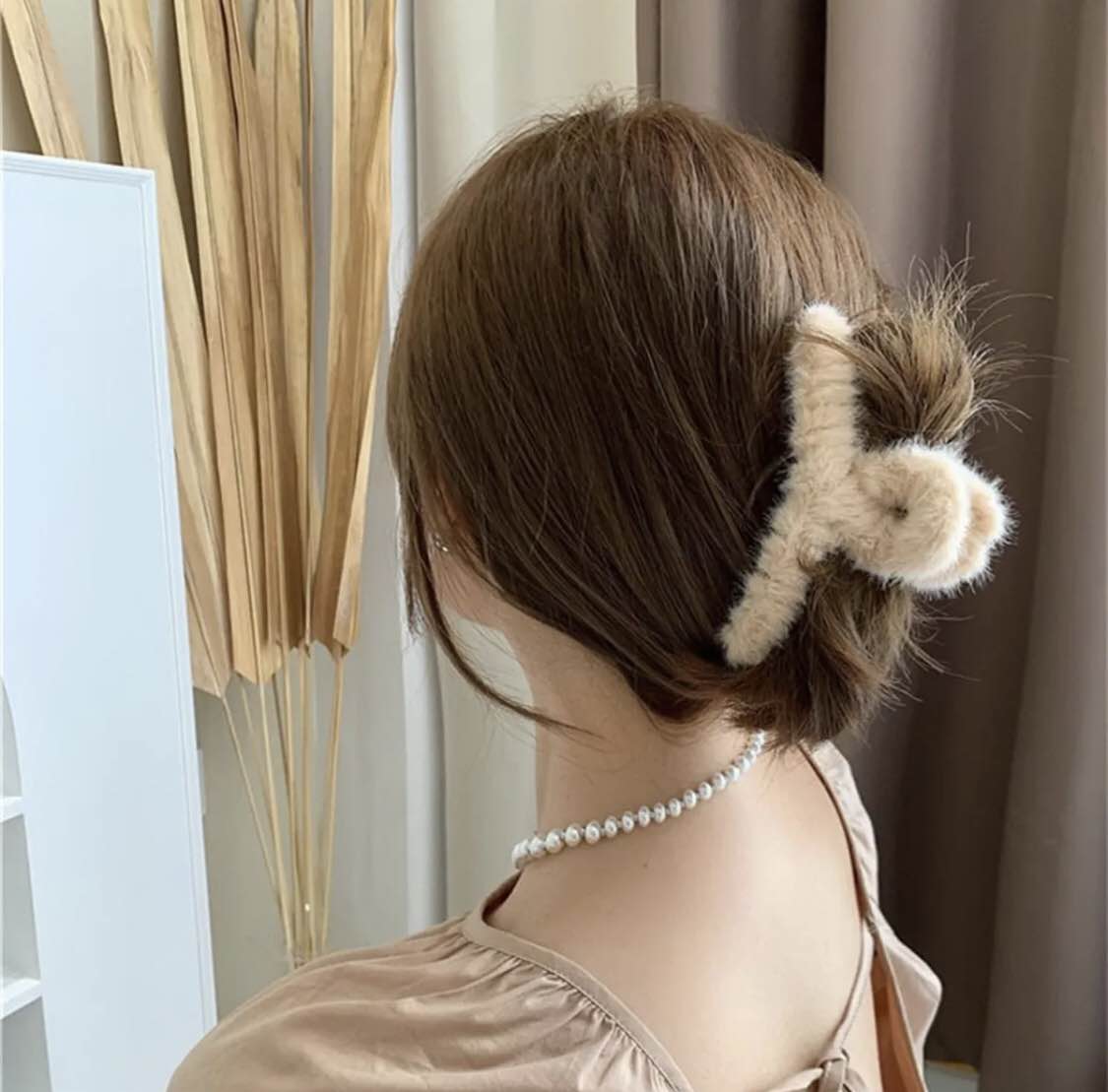 Ethereal Fluff Claw – Soft Grace, Effortless Glamour