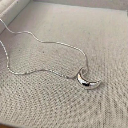 LunaGlow Crescent Necklace – Elegant Moonlit Charm for Women