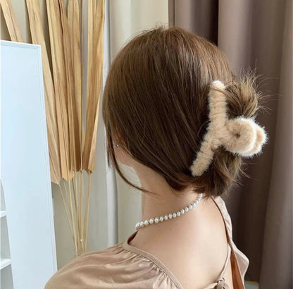 Ethereal Fluff Claw – Soft Grace, Effortless Glamour
